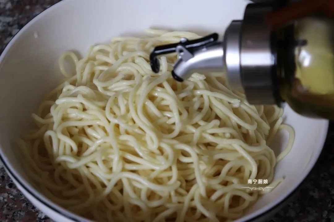 炸酱面的炸酱如何做出来更香,炸酱面的炸酱怎么做大厨教你几步