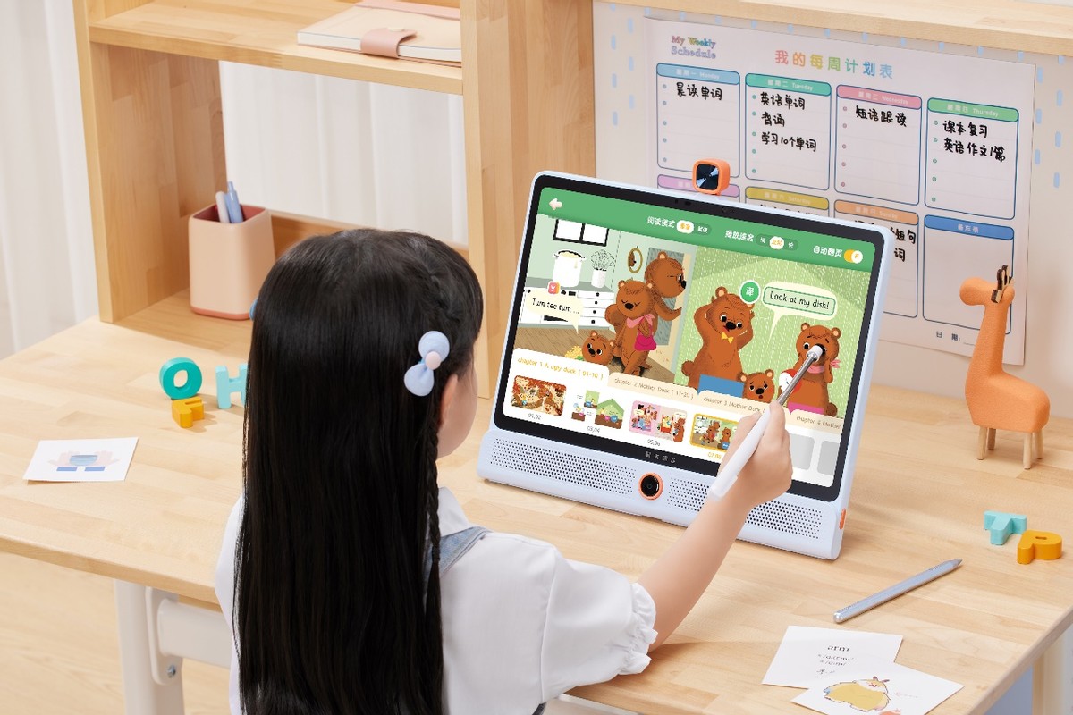 科大讯飞AI学习机发布新品LUMIE10系列助力孩子综合素养全面发展