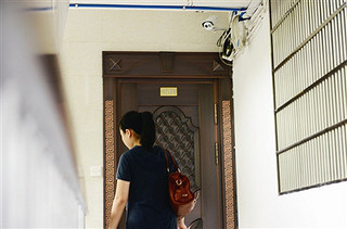 在自家门口安装摄像头是否合法,住在小区自家门口可以装摄像头吗