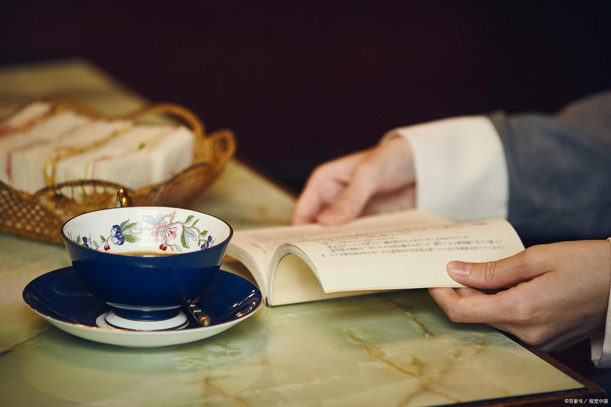 星巴克里的依云水卖那么贵根本没人买，为何星巴克还在坚持卖？