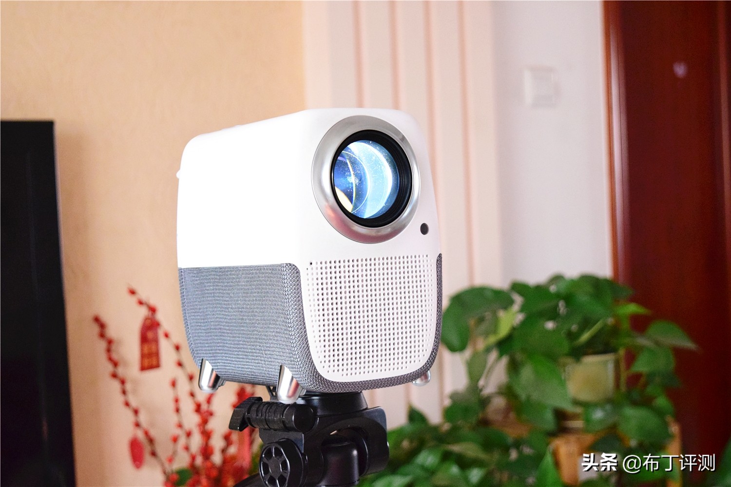 买大屏电视机还是买智能投影,投影机和液晶电视哪个比较实用