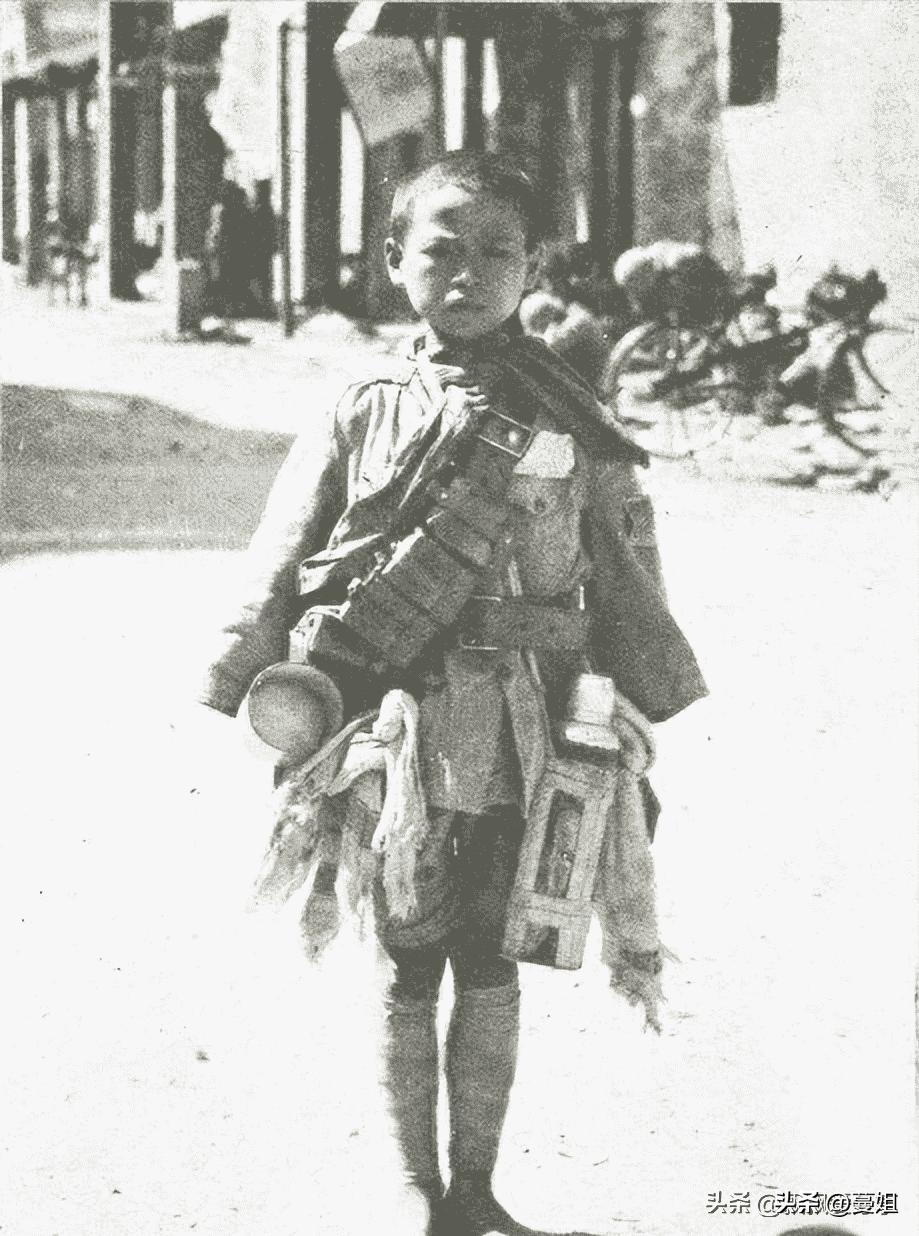 卑鄙龌龊老照片:*楼青**女子妖娆多姿,妇女露胸喂奶被孩子撕扯衣服