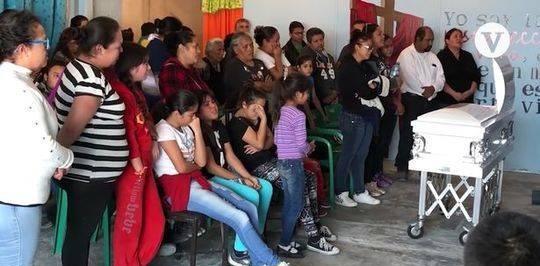 8岁男孩被父亲和继母强迫吃屎后呕吐，窒息而死。