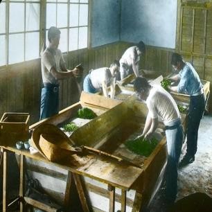 高清老照片：旗人格格大腿岔开豪放洗衣，地主三妻四妾不输女明星