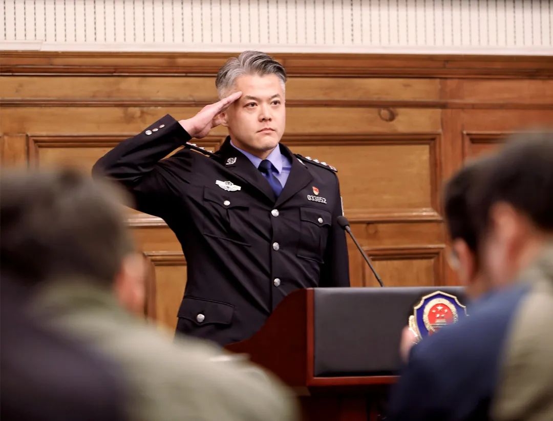 白发特警老队长,白发特警开枪