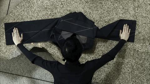 观点|一块布，永恒褶皱：给乔布斯设计黑色毛衣的三宅一生去世