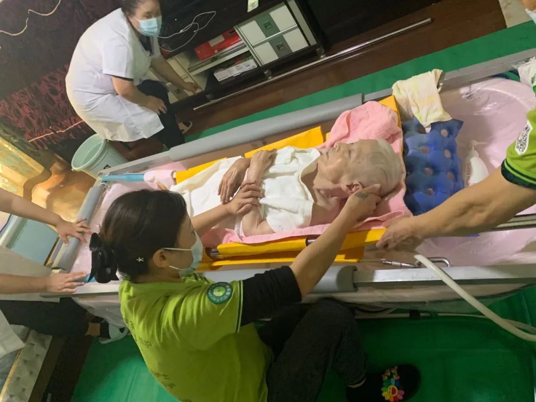 为卧床老人洗澡,为老人冬季洗澡每周几次