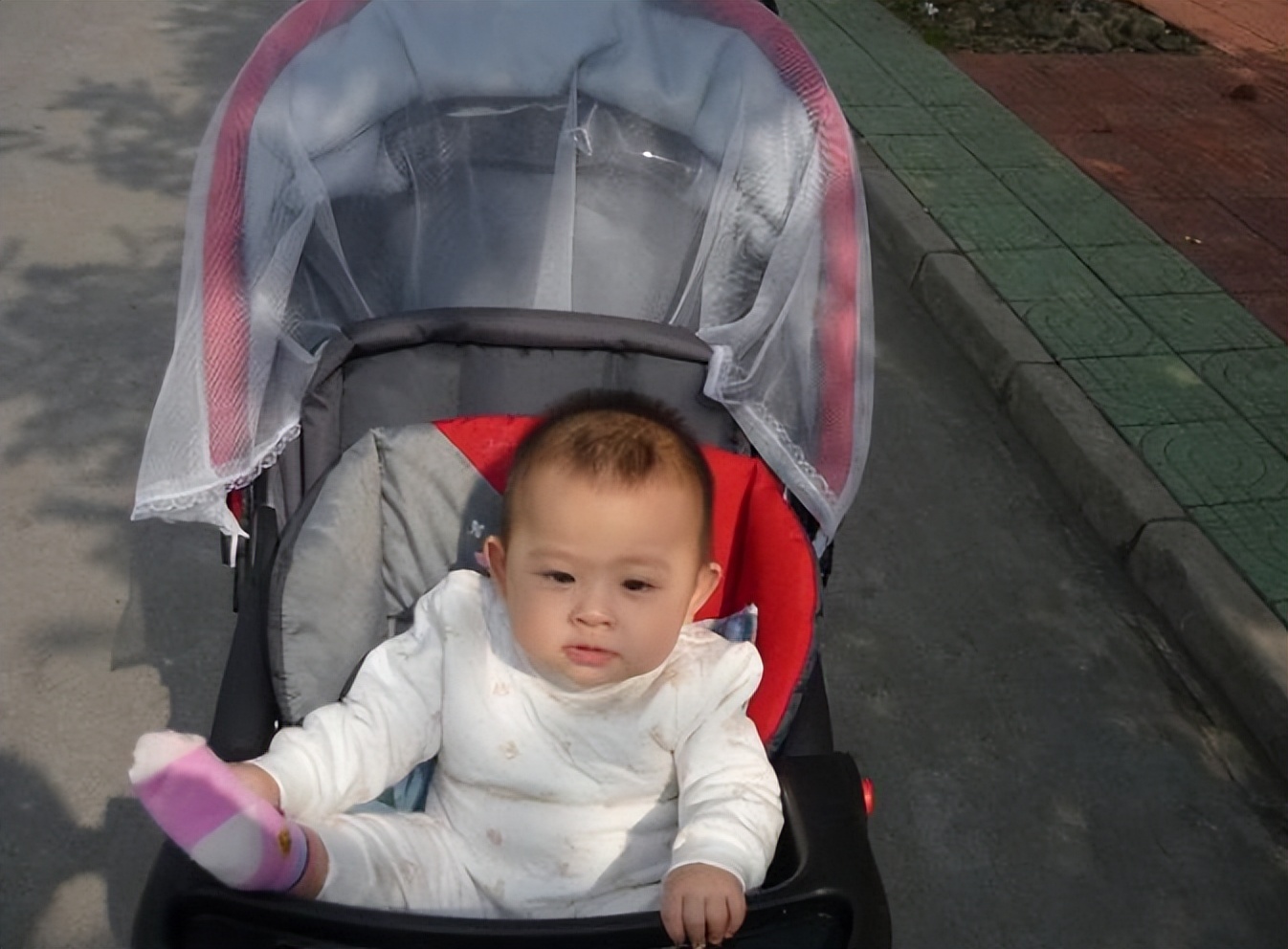 宝宝出生皮肤黑长大以后会变白吗,宝宝出生后很白为什么慢慢变黑了