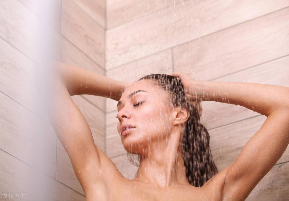 医生提醒：女人洗澡时，3个部位别乱洗，能减少对身体的影响
