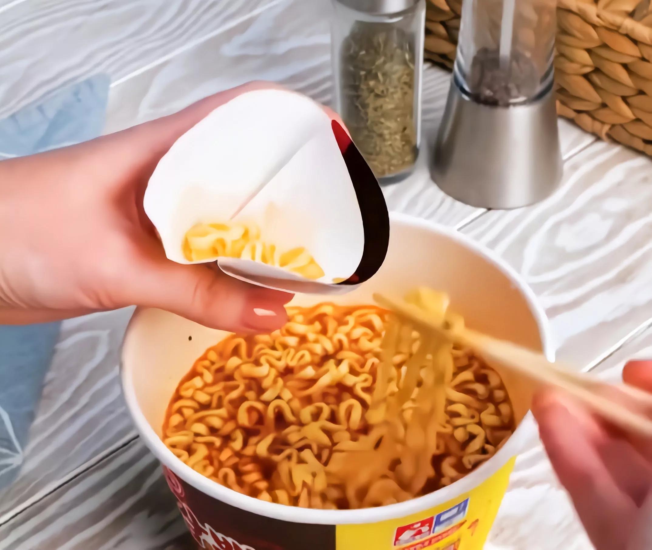 泡面的盖子的小技巧,如何让泡面的盖子帮助泡面变凉