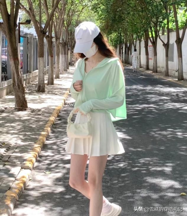 蓝色防晒衫搭配蓝色牛仔短裙,牛仔半身短裙蓝色防晒衫