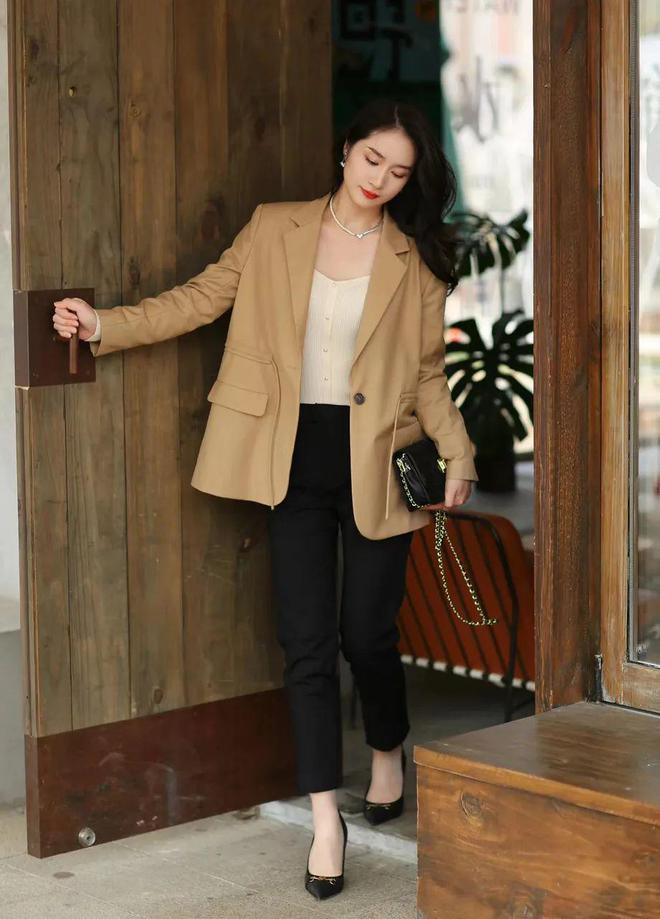 一字带凉鞋黑裤子搭配什么上衣,黑裤子怎么搭配洋气