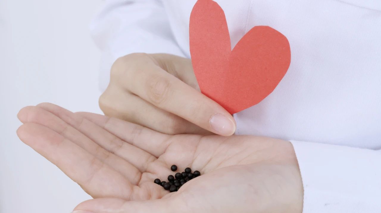 女性左手长期戴银手镯会怎么样,属马的女性戴银手镯会什么样的呢