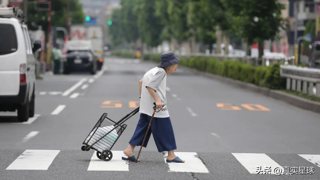 老人不是社会负担！日本陷入深度老龄化，专家建议老人自杀太荒唐
