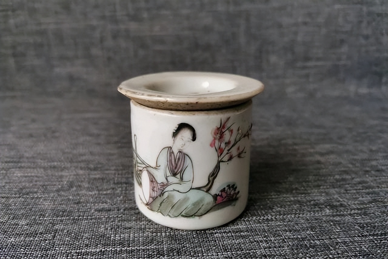 古人文房中，一般都少不了双斗，现代人已经不知道它们是什么东西