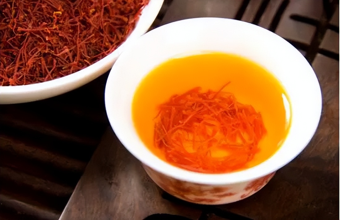 客人泡茶放近50根藏红花吓坏主人,过量饮用的危害你了解吗?