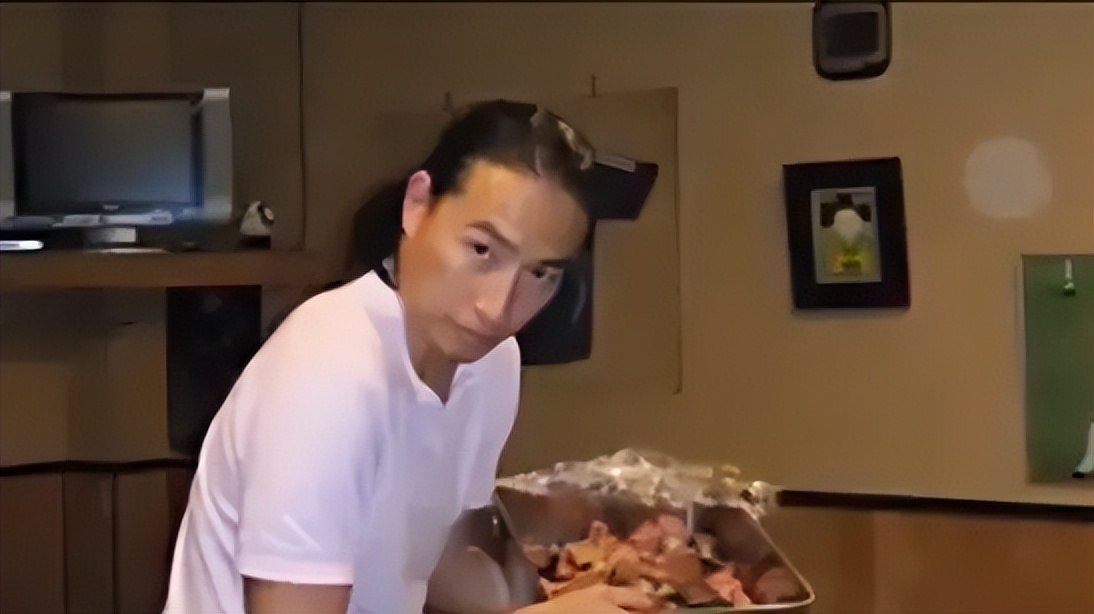 安倍遇刺身亡在场女保镖引热议,安倍被刺杀属于什么事件