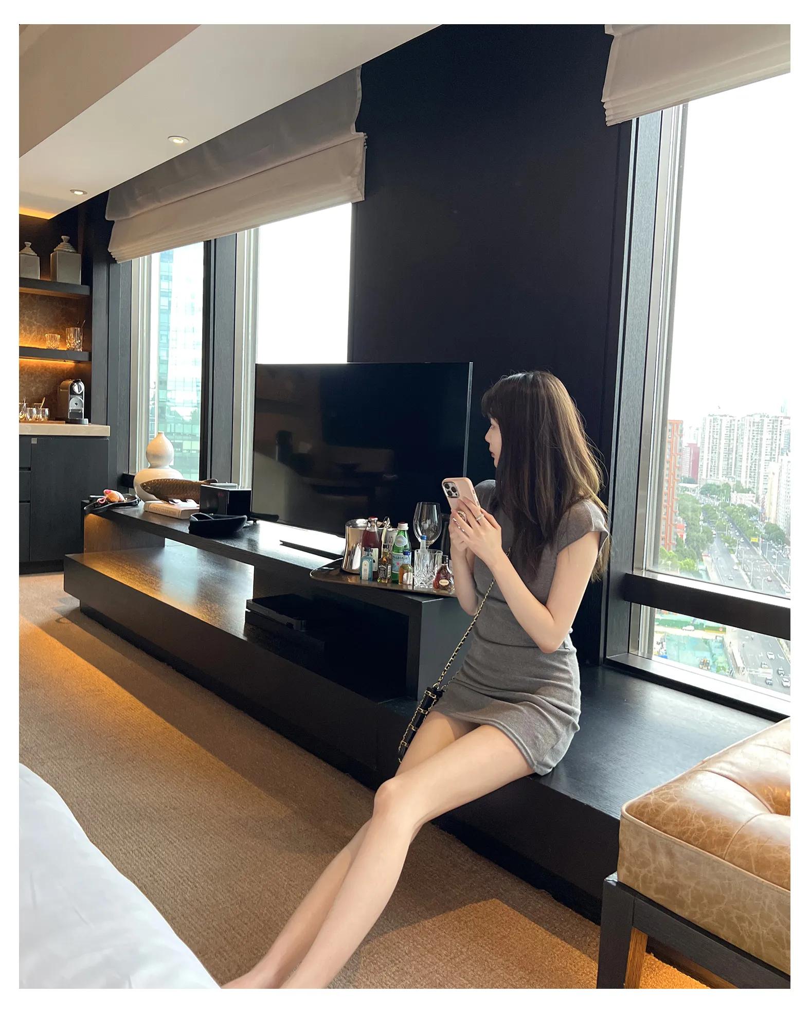 修身连衣裙尽显美女完美身材