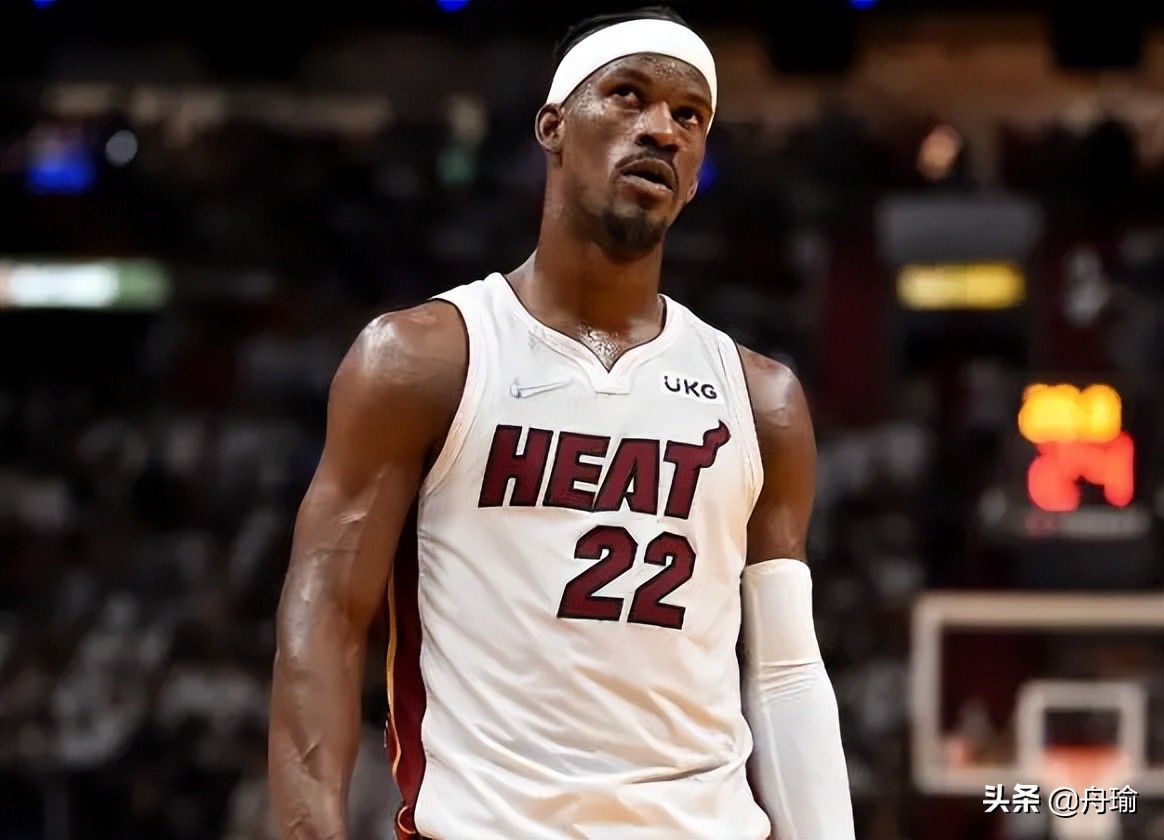 NBA晚报：詹姆斯与车王合照，獭兔给科比发短信，热巴怒撕球衣