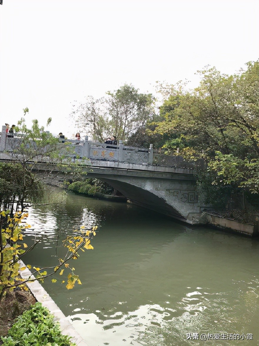 长板桥头种桃花，年年开在断肠时