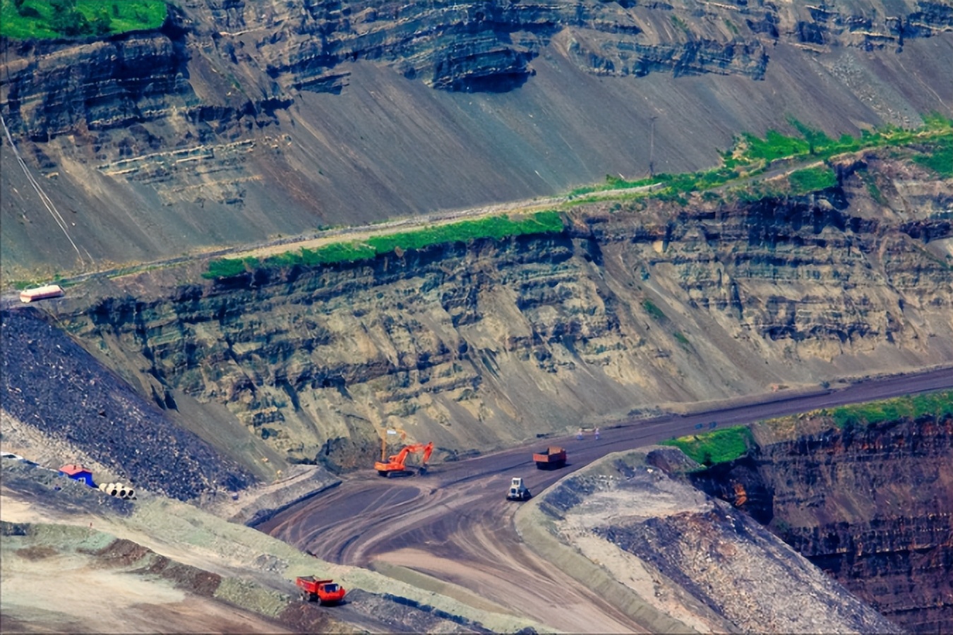 亚洲第一天坑是什么矿,亚洲第一坑煤矿图片