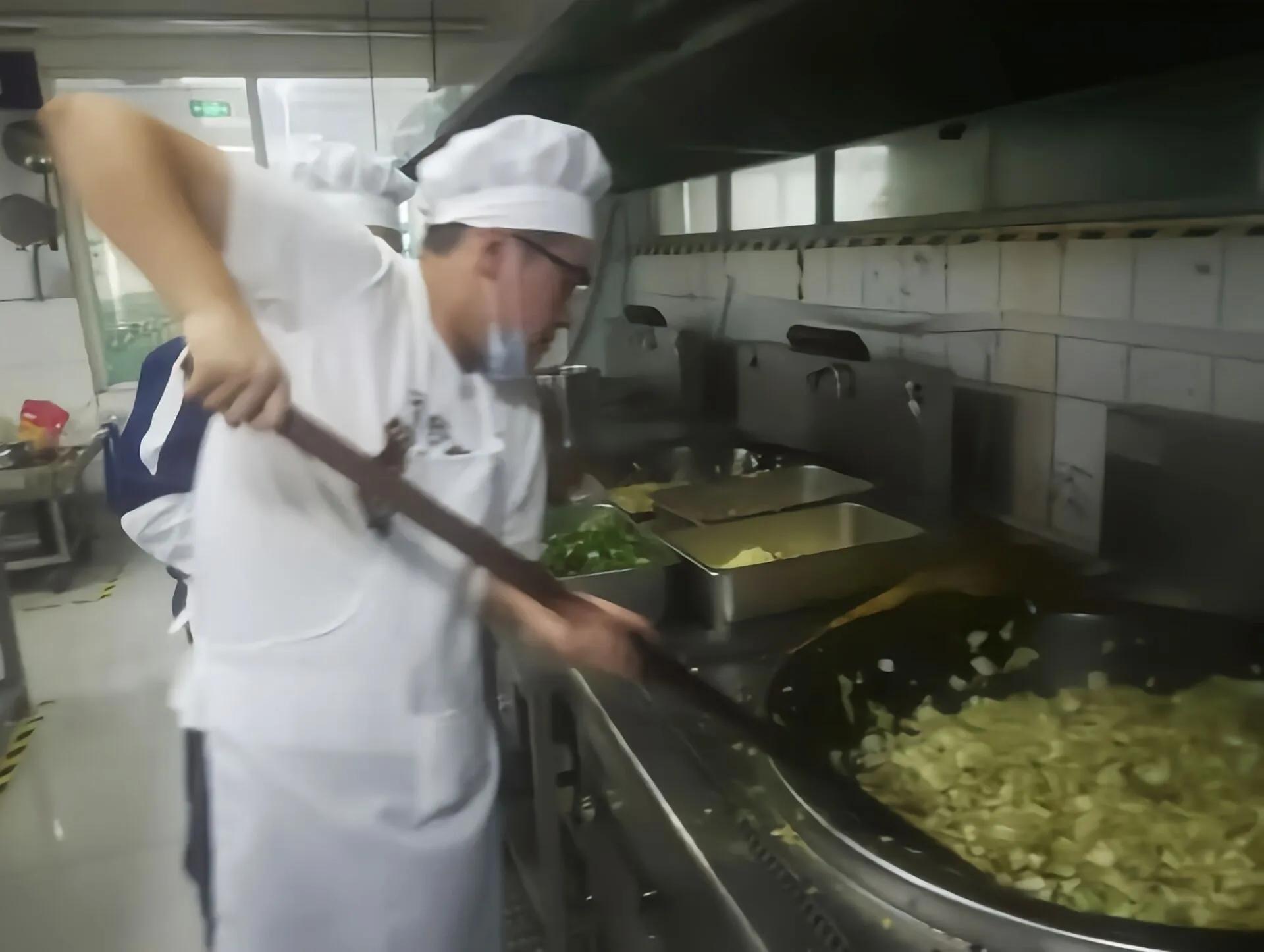 小学食堂饭菜为什么那么难吃,为什么现在学校食堂饭菜很难吃