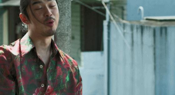 比《哭悲》还上头？逃犯吃屎，警察“全裸”查案，致敬《无间道》