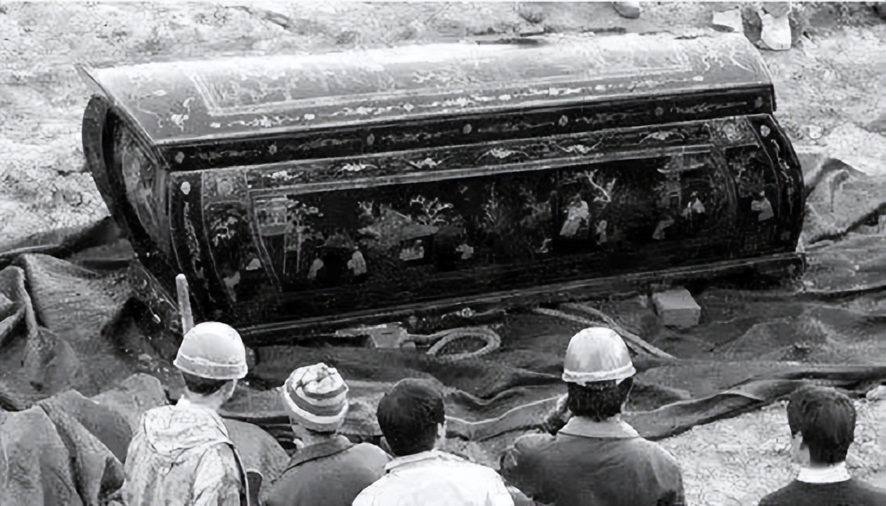 清朝女子因难产昏厥，被误认为已死下葬，300年后开棺景象凄惨