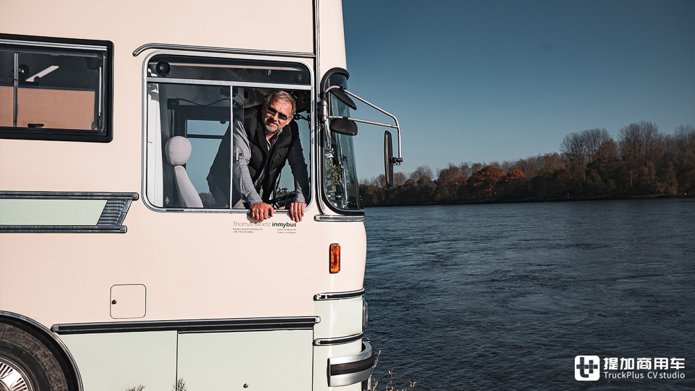 大巴变身移动办公室，德国IT男改装的赛特拉S 410 ESK巴士真惊艳