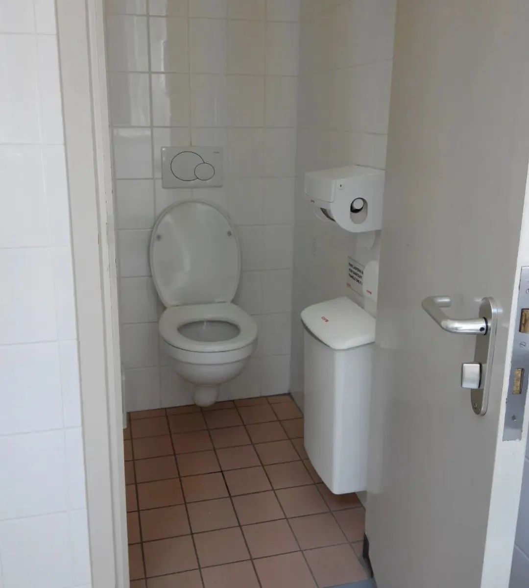 矮个子网友自爆在荷兰还没垃圾桶高？！众人围观后：又惨又好笑…