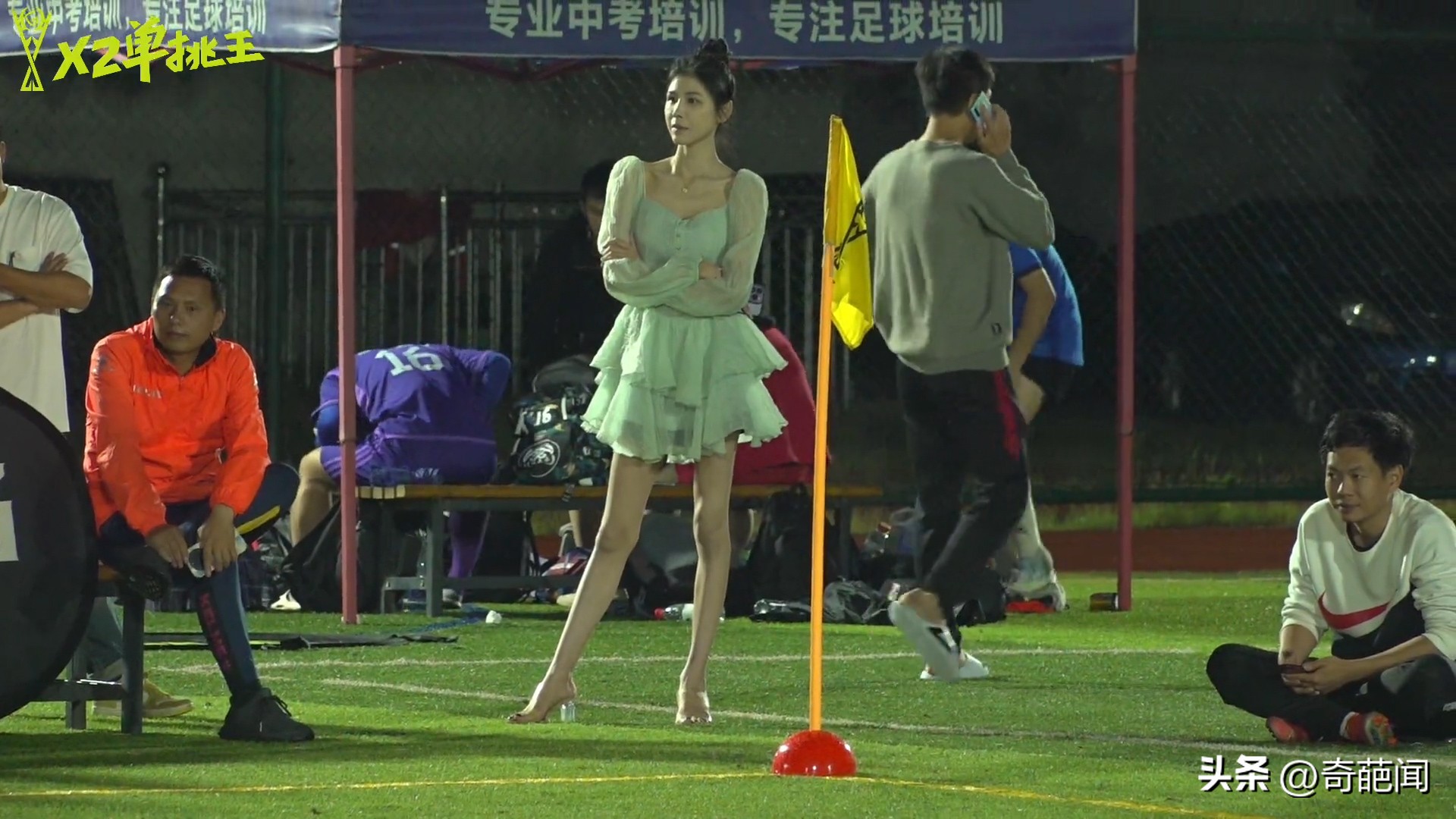 男子带女友踢球,男子带女朋友踢足球