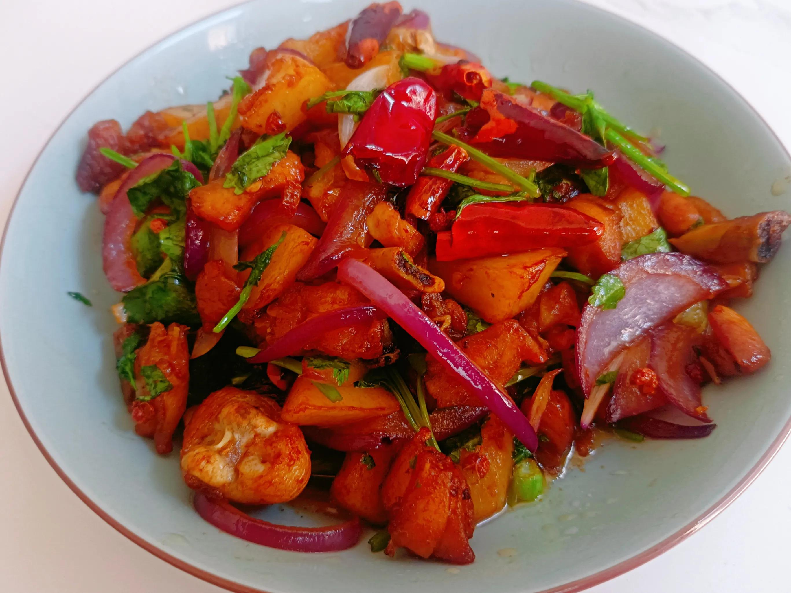 辣子鸡丁江湖菜麻辣酥香回味无穷,辣子鸡丁色香味俱佳麻辣鲜香