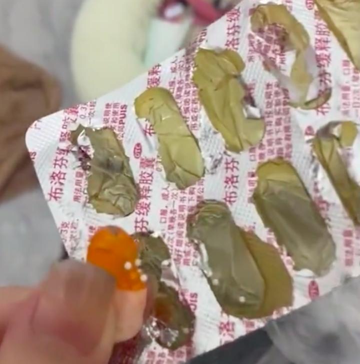 小狗趁主人不在家误食6颗布洛芬，狗主人：从吃到催吐不过2小时，幸好有一半白色颗粒没有消化