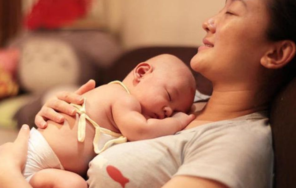 宝宝一吃母乳就“犯困”，刚喂着又醒？“边吃边睡”可能影响发育