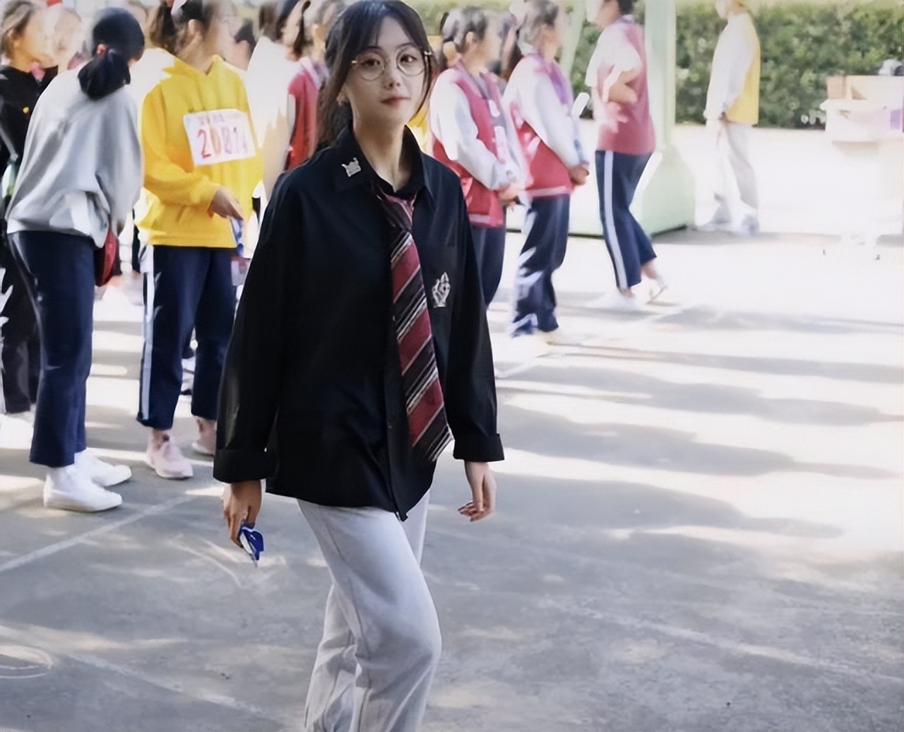 当年高考很火的送花女孩如今风格大变从清纯到个性是属于她的故事