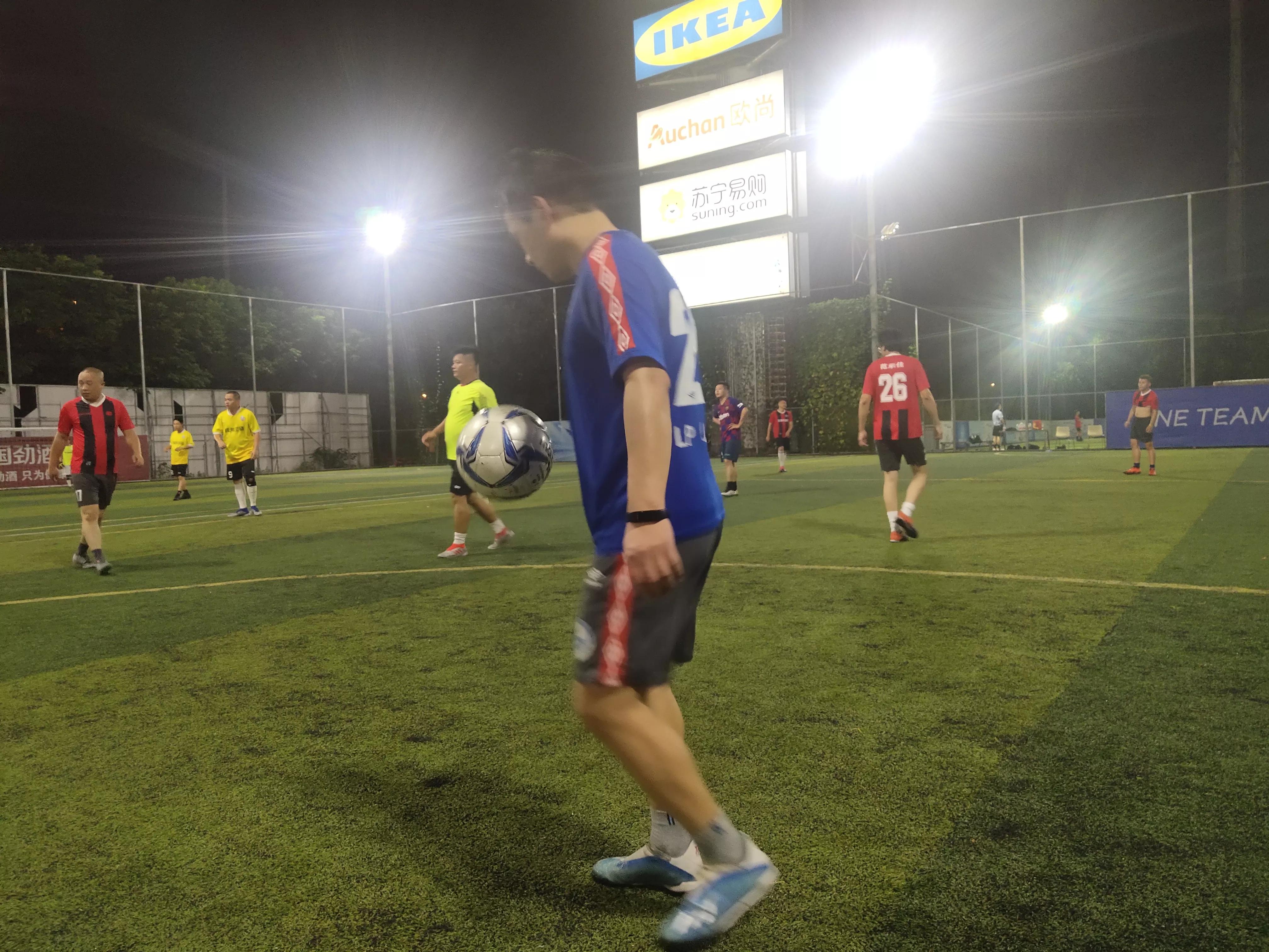 业余足球边锋怎么踢,怎样才能踢上职业足球