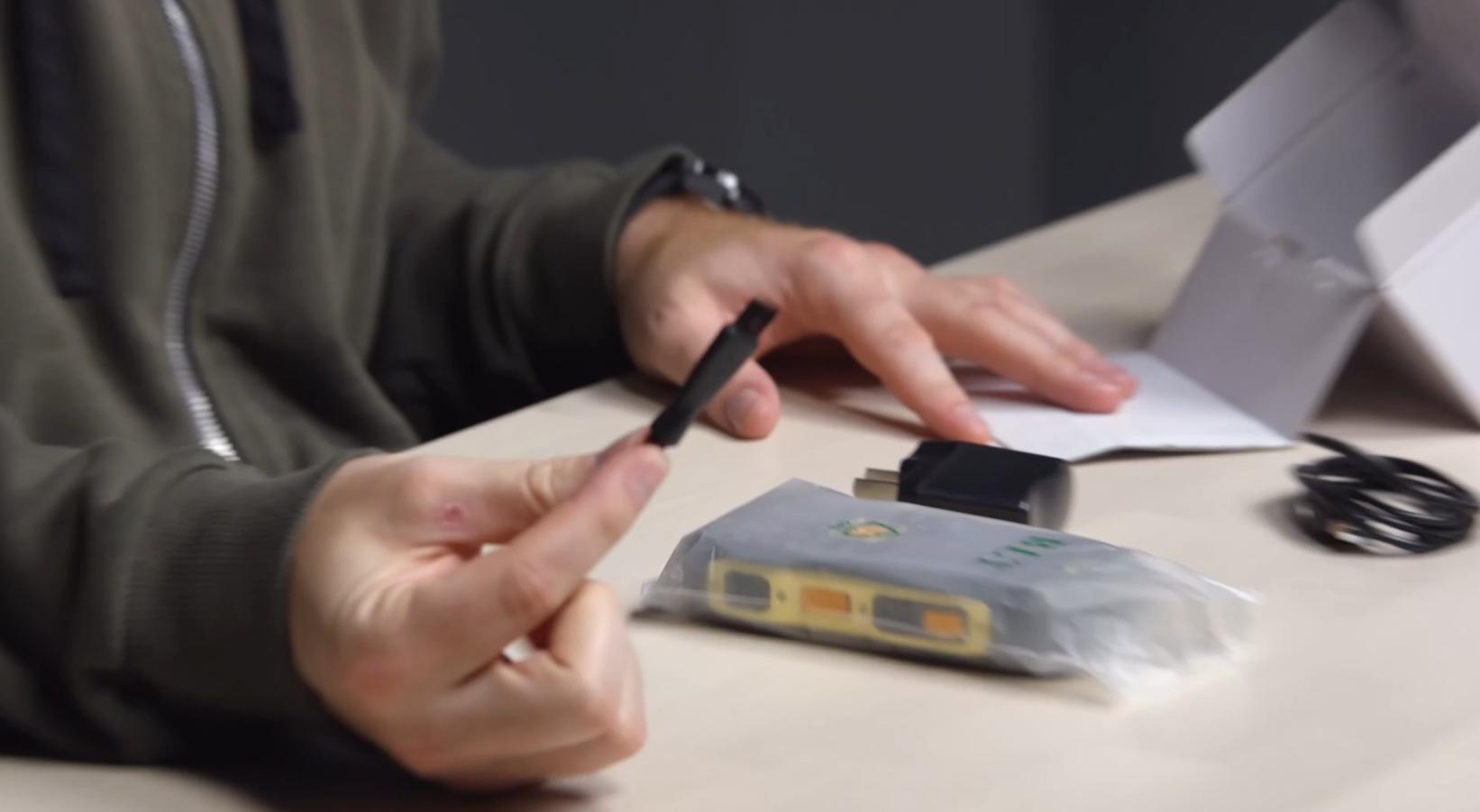 美国大叔买老年机,美国大叔购买中国挖掘机