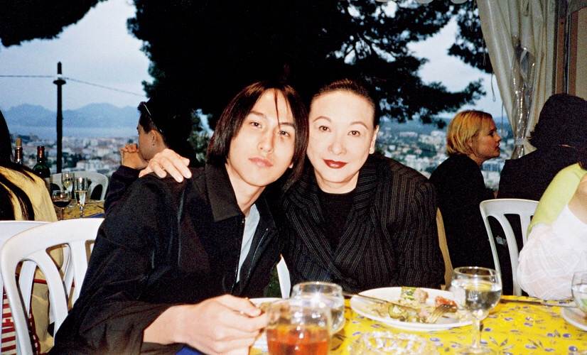 他15岁买股票赚40万，18岁成公司董事，身家百亿，39岁还没结婚