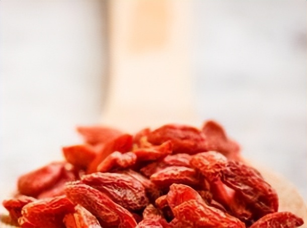 男人喝枸杞水能降血糖吗,长期用枸杞泡水喝是养肾还是伤肾