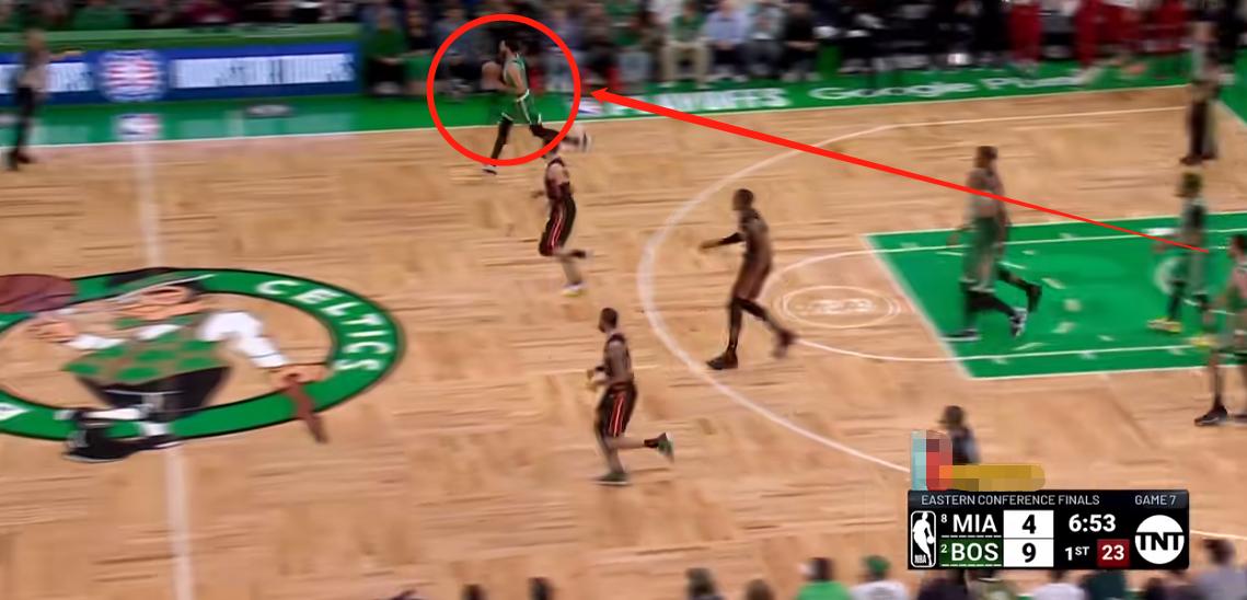 徐静雨马祖拉暂停期间怒扔战术板,徐静雨塔图姆连续三个失误