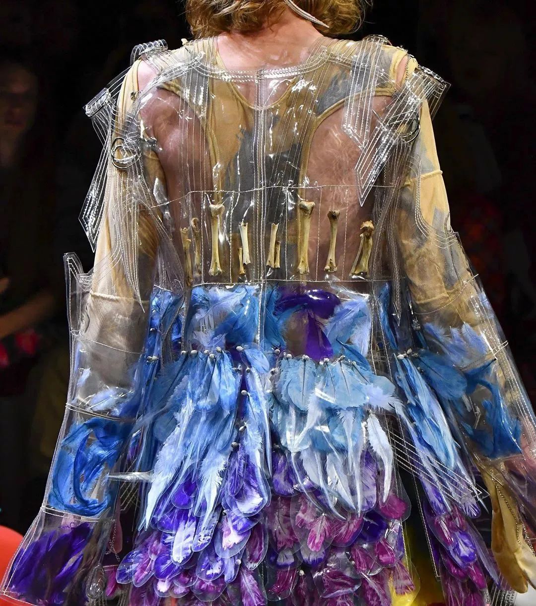 将鲜花封存,变成华服,玩转自然材料的日本设计师