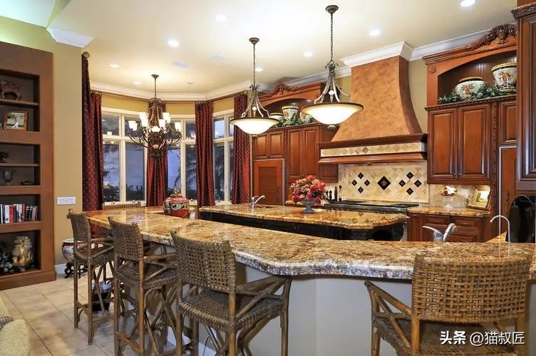 怪事：小伙为了替父亲和自己吹的牛圆谎，竟然租下北京的别墅