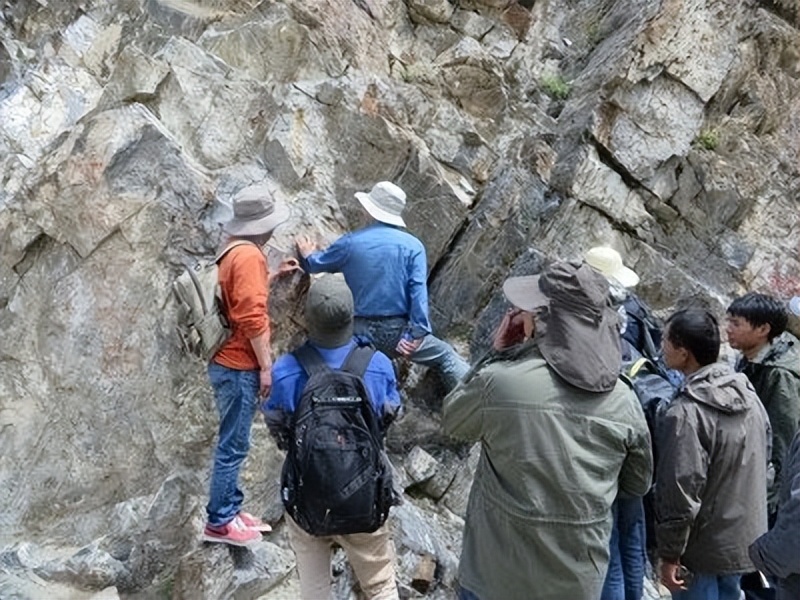 浙江村民发现黄金无底洞,山西老农在山洞发现黄金