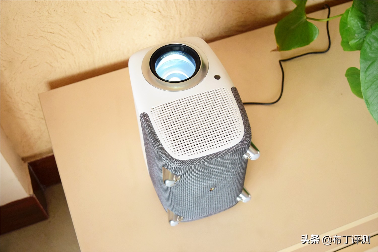 买大屏电视机还是买智能投影,投影机和液晶电视哪个比较实用