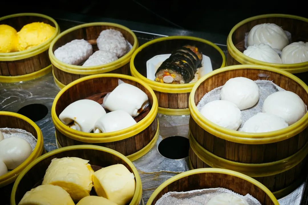 早餐烤乳猪，海鲜论盆卖？这座海岛小城舒坦得有点离谱了