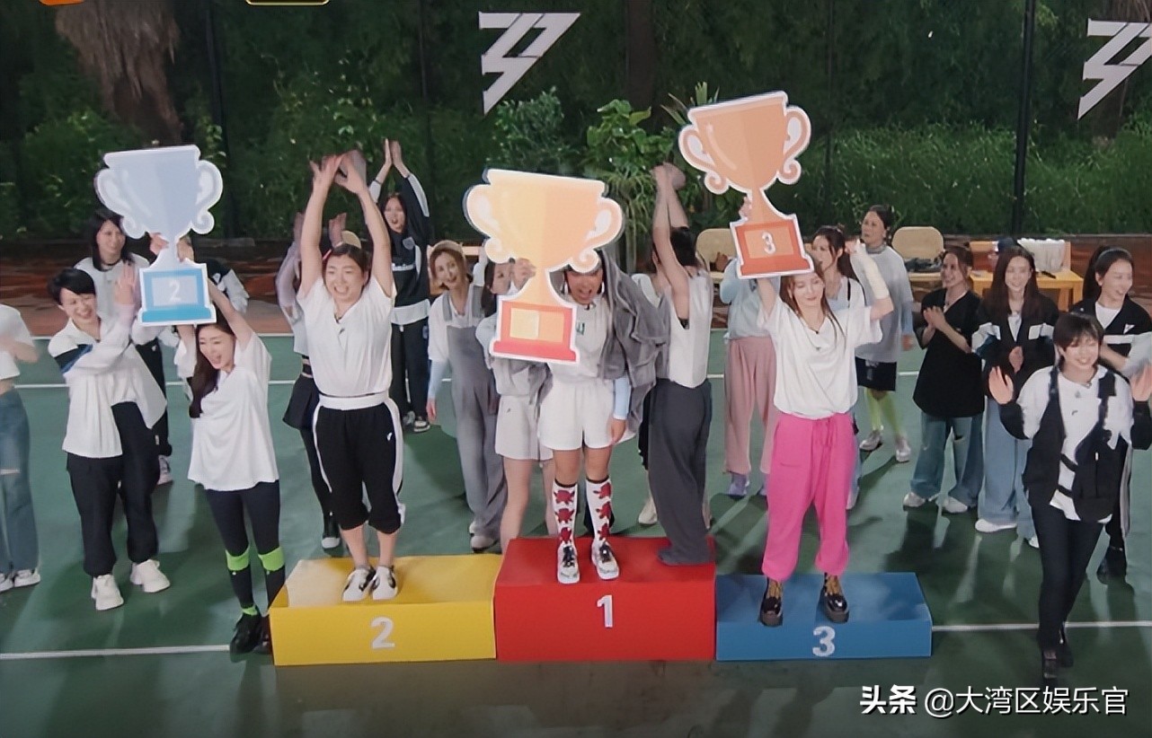 浪姐2左小青表演空中劈叉,浪姐劈叉接力完整版