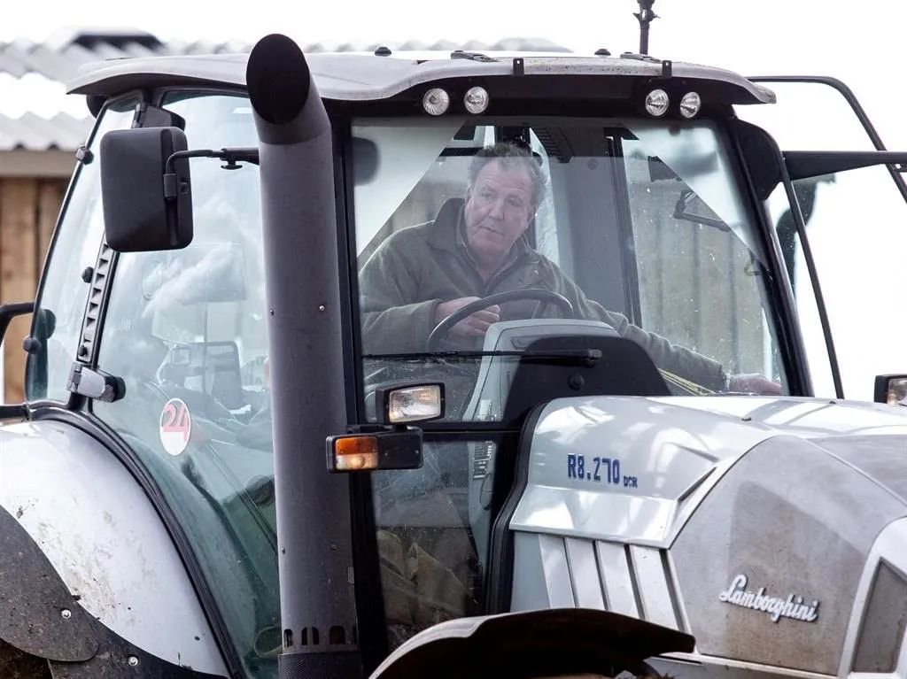 养猪养狗种田真人秀,真人秀十个男生种田