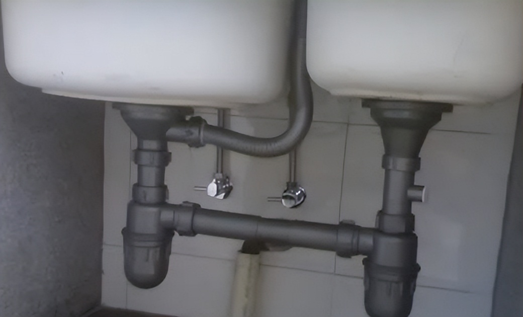 家里下水口堵塞了，注意别用热水去冲了，教你3招轻松解决，快速疏通无异味