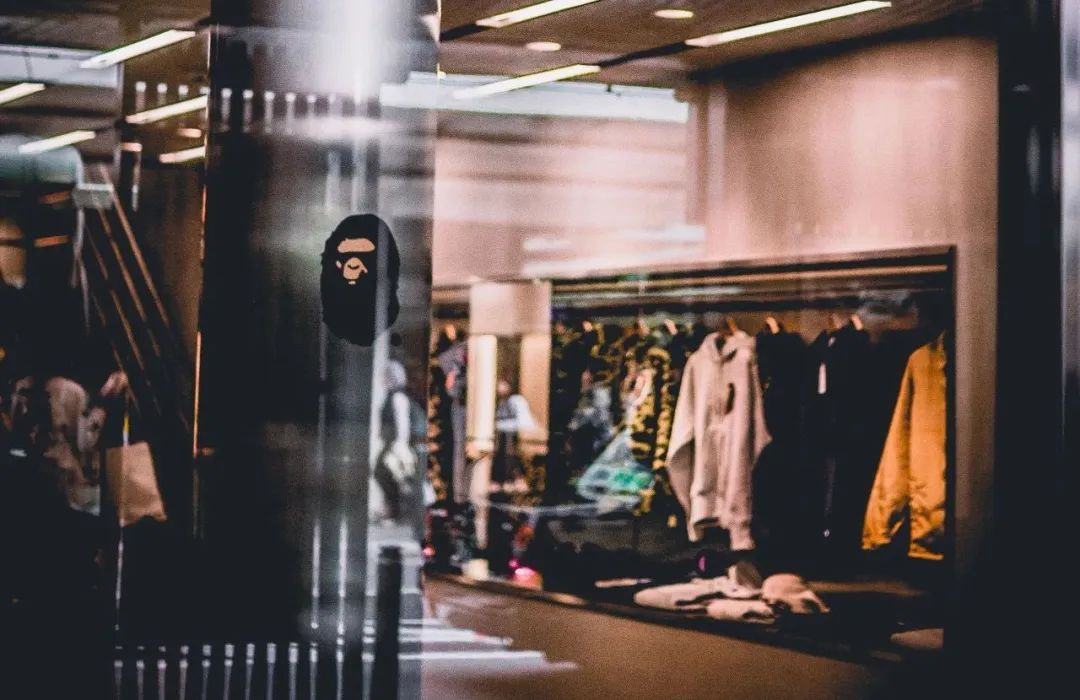 一件有很多品牌logo的衣服,一件衣服上印了一个logo