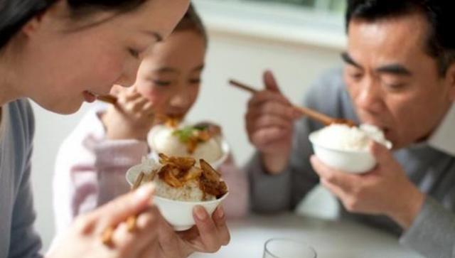 经常胃酸是怎么回事？医生提醒：落实好这3件事，或能抑酸养胃